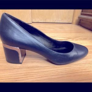 DKNY size 9 pumps- navy with silver heel accents, euc